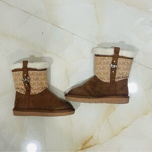 Michael Kors Girls Kids  Yancy Winter Boots Tan With White Fur MK Logo Size 10